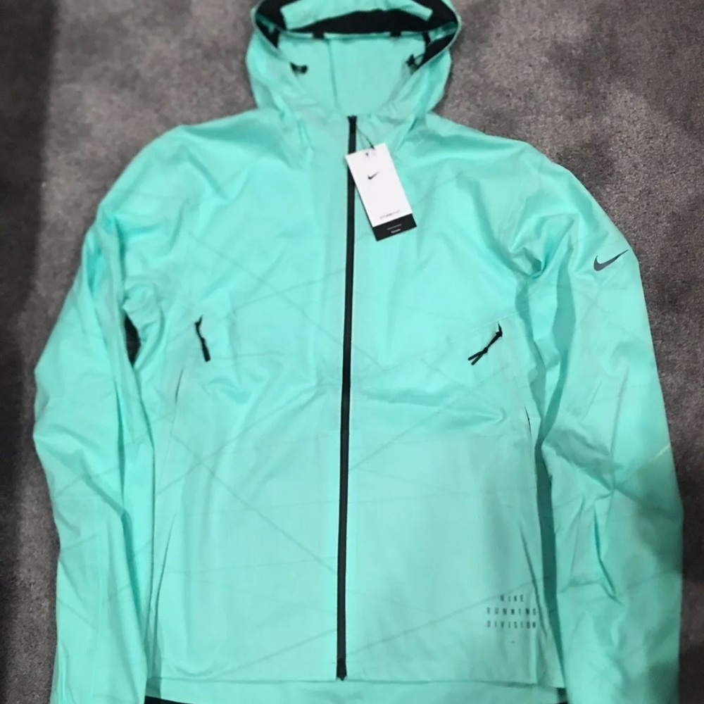 Men’s Nike Storm Fit Jacket with High Collar and Athletic Design